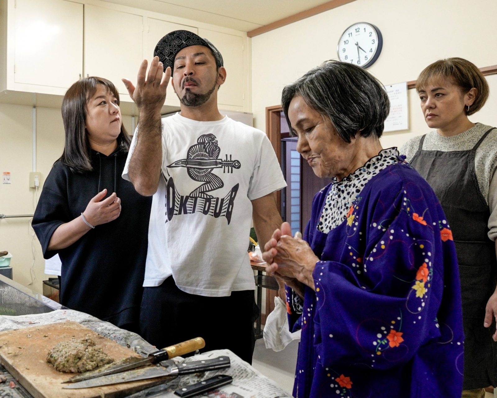 料理をする4名の男女