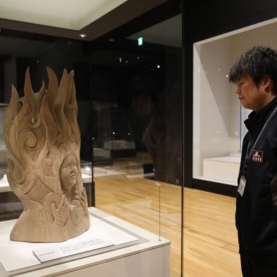 展示室で説明を行う男性