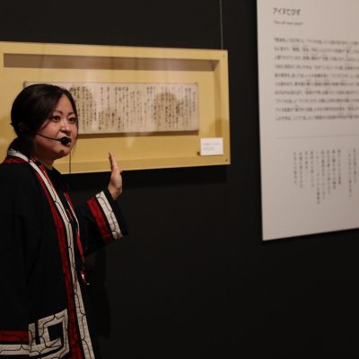 展示室で説明を行う女性