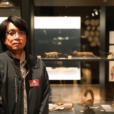 展示室で説明を行う男性