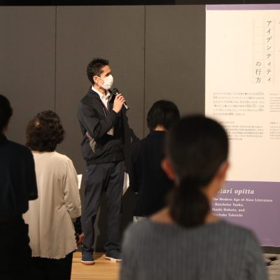 展示室で説明を行う男性