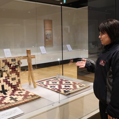 展示室で説明を行う女性