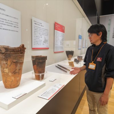 展示室で説明を行う男性
