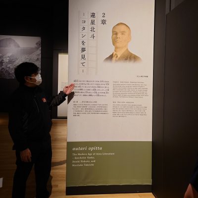 展示室で説明を行う男性
