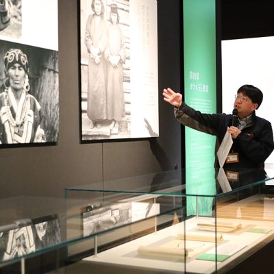展示室で説明を行う男性