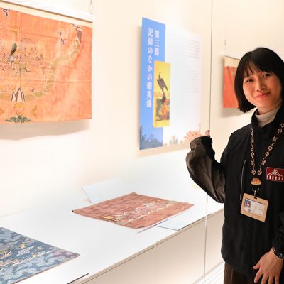 展示室で説明を行う女性