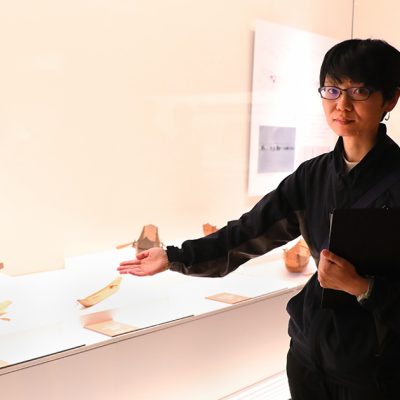 展示室で説明を行う女性