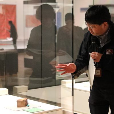 展示室で説明を行う男性