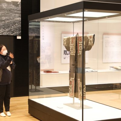 展示室で説明を行う女性