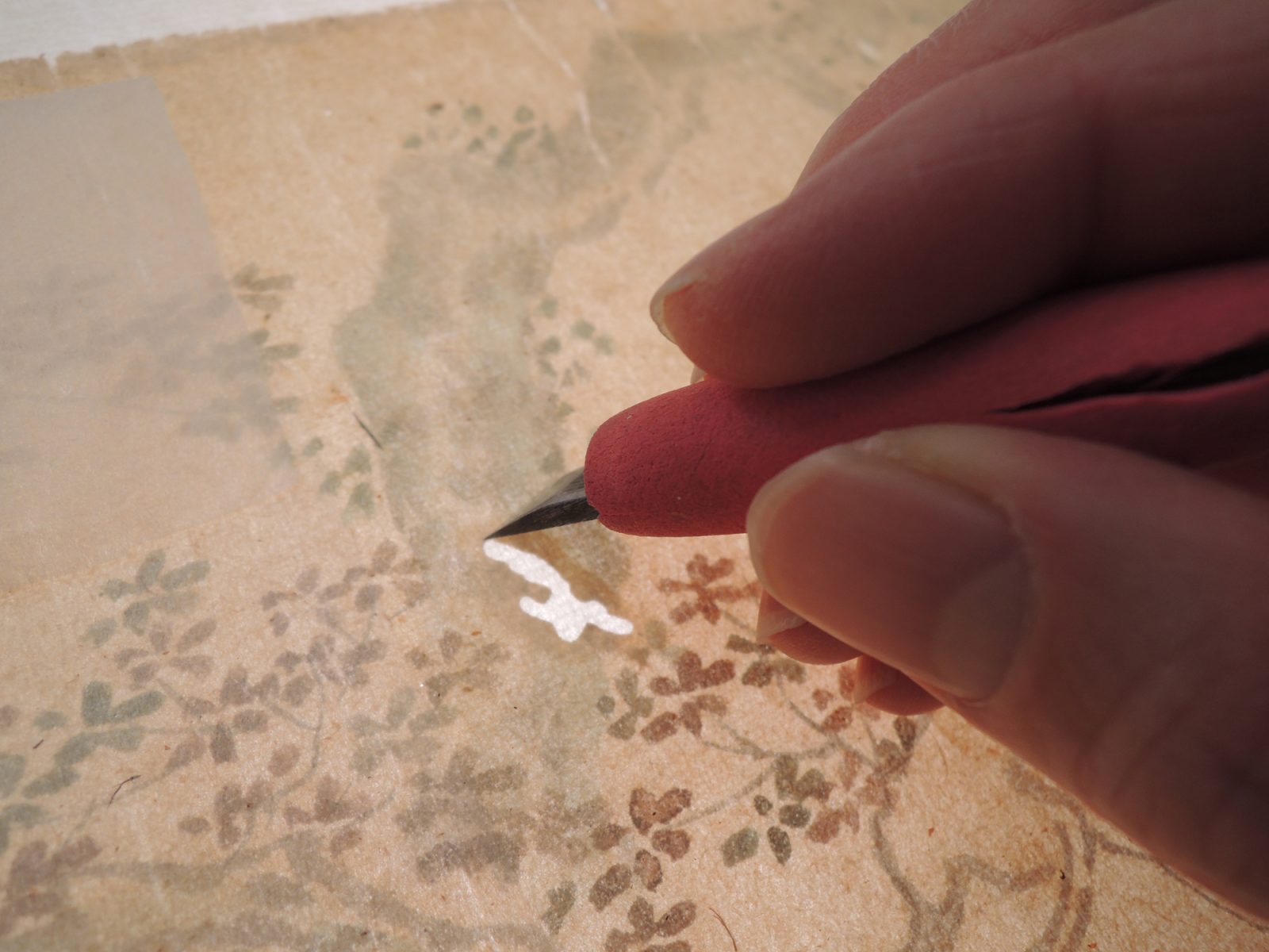 巻子の修理の様子　蝦夷国風図絵（巻子装）