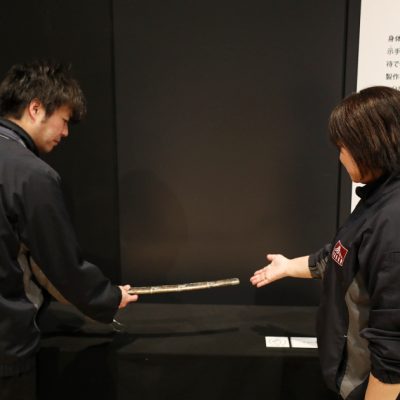展示室品を持つ男性と女性