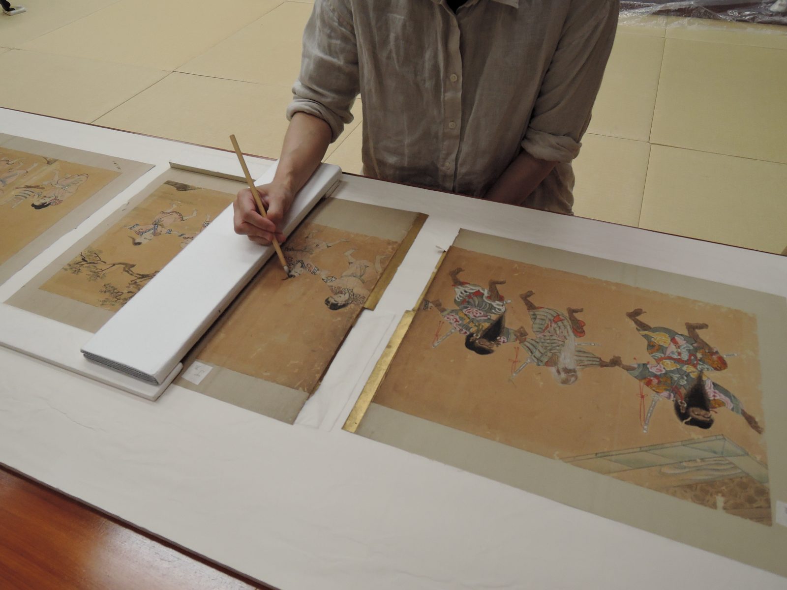 剥落止めの様子　蝦夷国風図絵（屏風装）