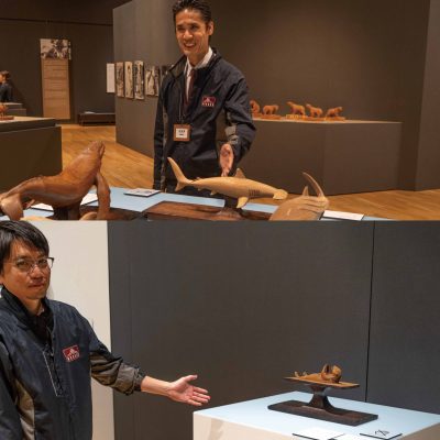 展示室で説明を行う男性