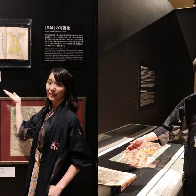 展示室で説明を行う男性と女性