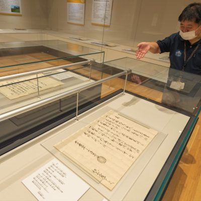 展示室で説明を行う男性