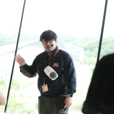 説明を行う博物館職員の男性