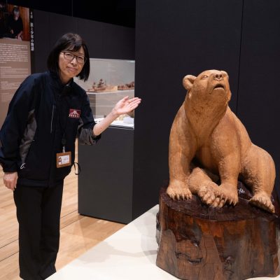 展示室で説明を行う女性