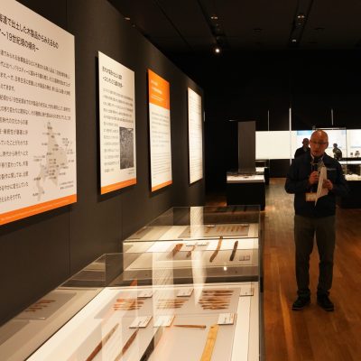 展示室で説明を行う男性