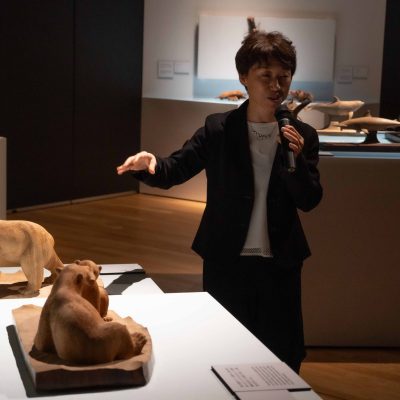 展示室で説明を行う女性