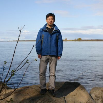 水面に立つ男性