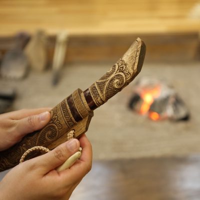 木彫が施されたナイフを持つ手元