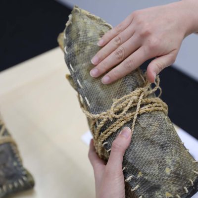 鮭の皮で出来た靴を触る手元