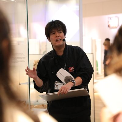 展示室で説明を行う博物館職員の男性