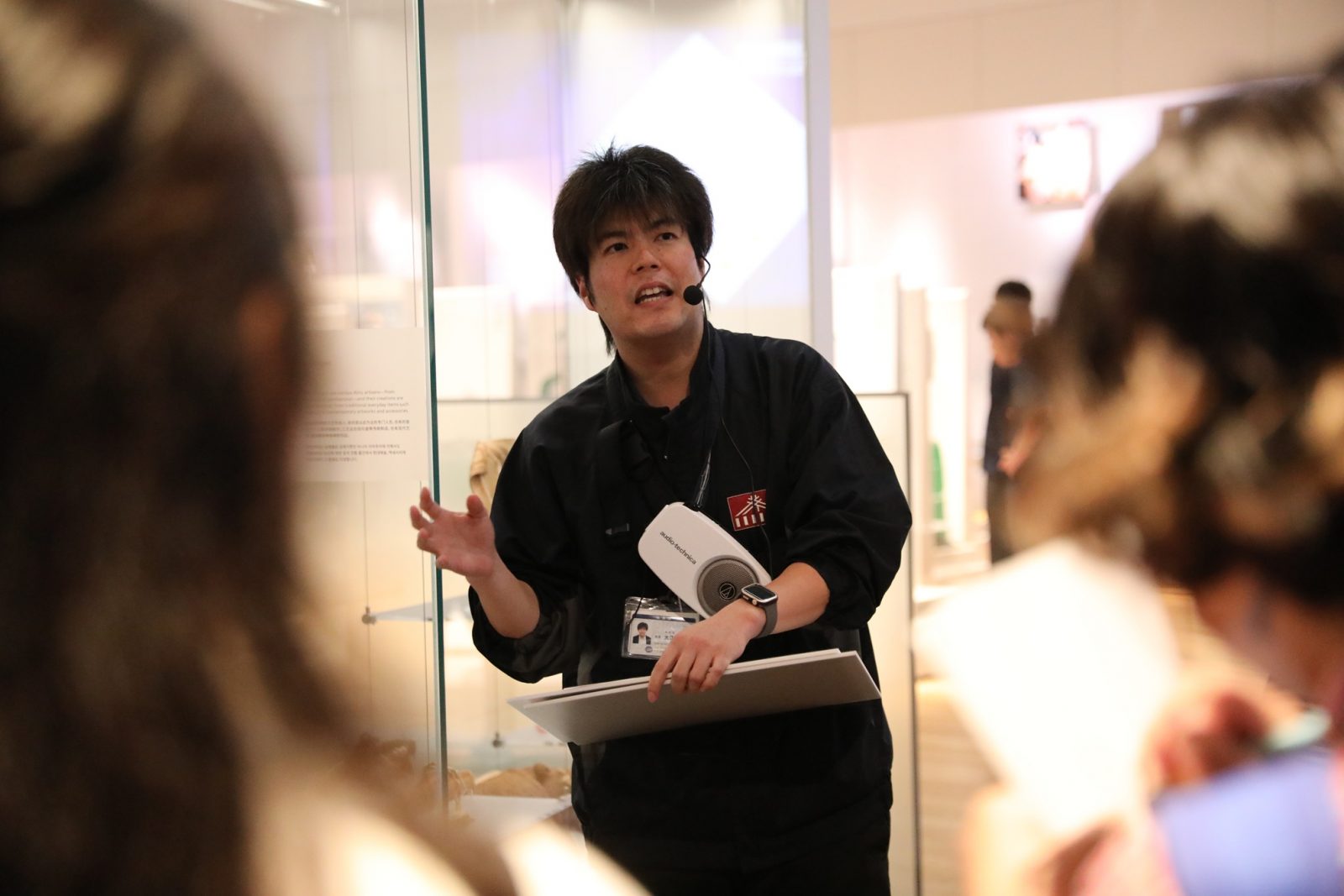 職員が解説している様子