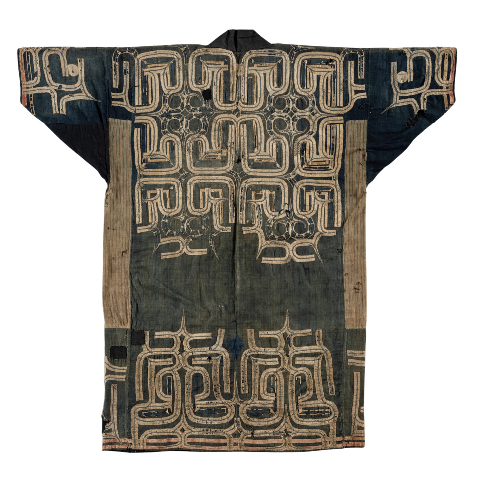 アイヌ文様が刺繍された紺色の着物