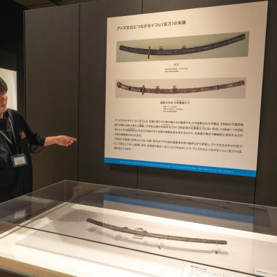 展示室で説明を行う男性