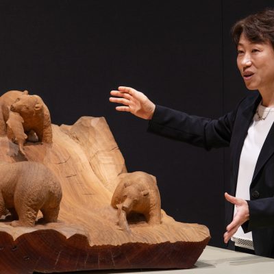 展示室で説明を行う女性