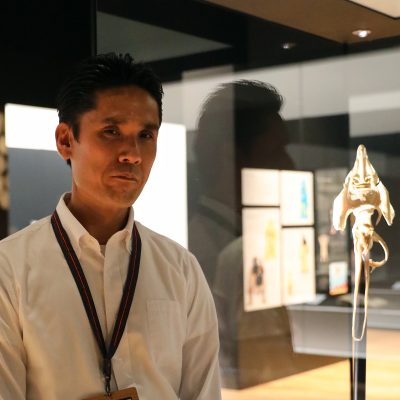 展示室で説明を行う男性