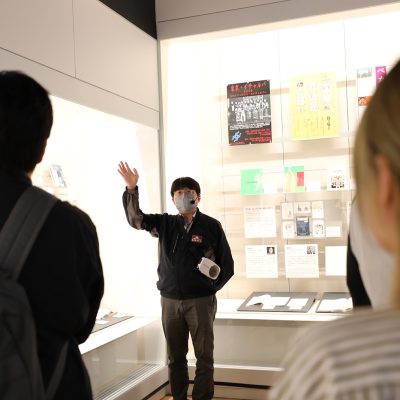 展示資料を説明する博物館職員の男性