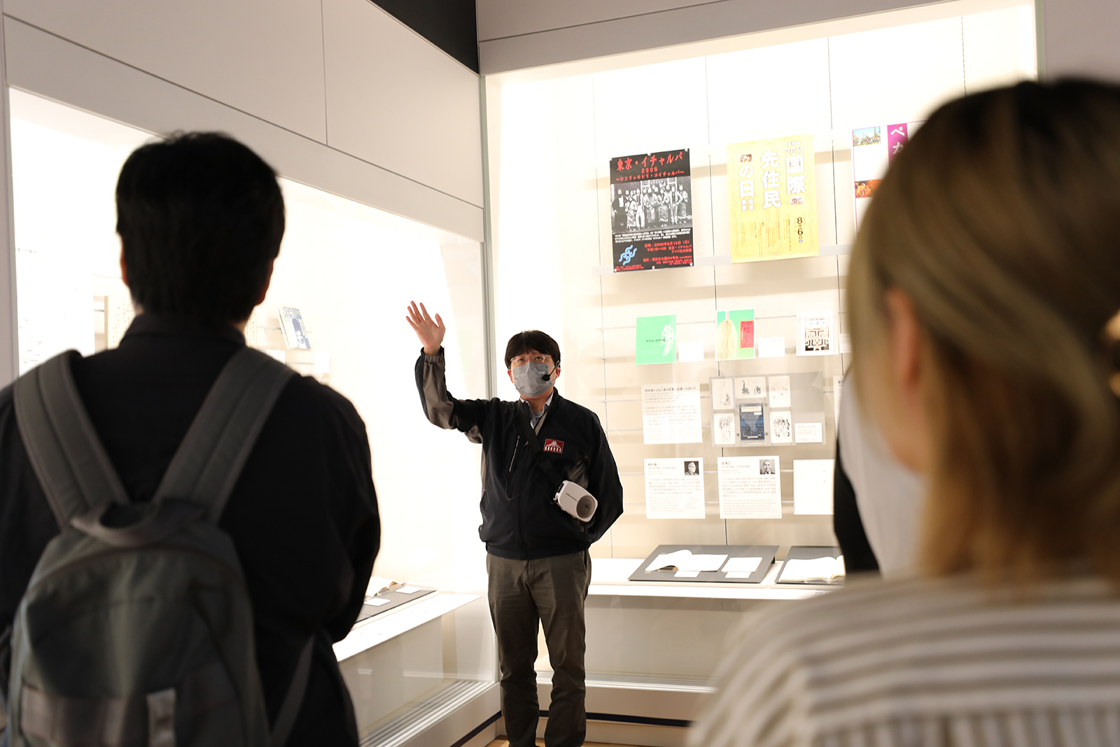 展示資料を説明する博物館職員の男性